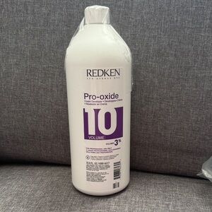 Redken Pro-Oxide Cream Developer 10 Volume - White and Purple